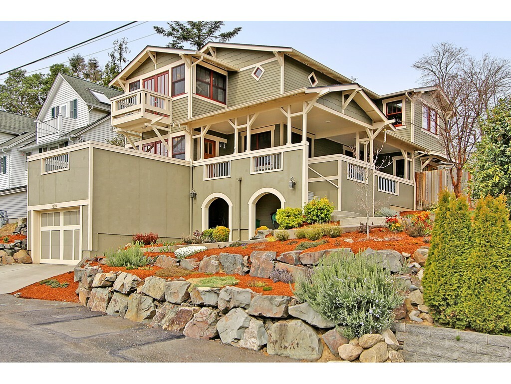 Property Photo:  516 SW 3rd Place  WA 98057 