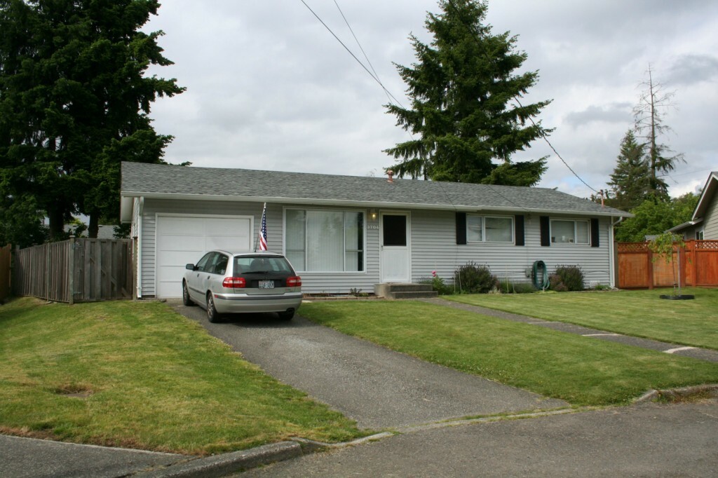 Property Photo:  3704 NE 9th Ct  WA 98056 