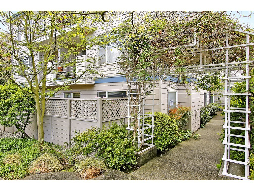 Property Photo:  2727 Franklin Ave E 305  WA 98102 