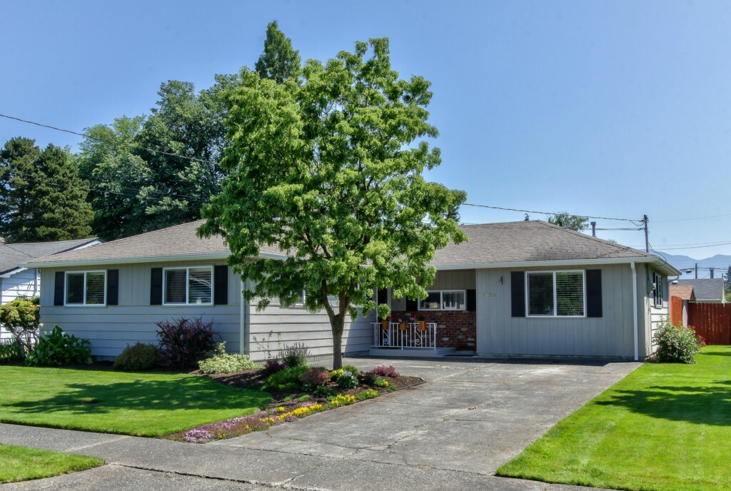 Property Photo: 1218 Denny Place WA 98274