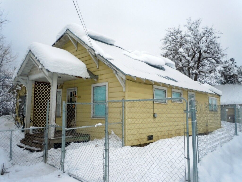 Property Photo:  215 Glover St  WA 98856 