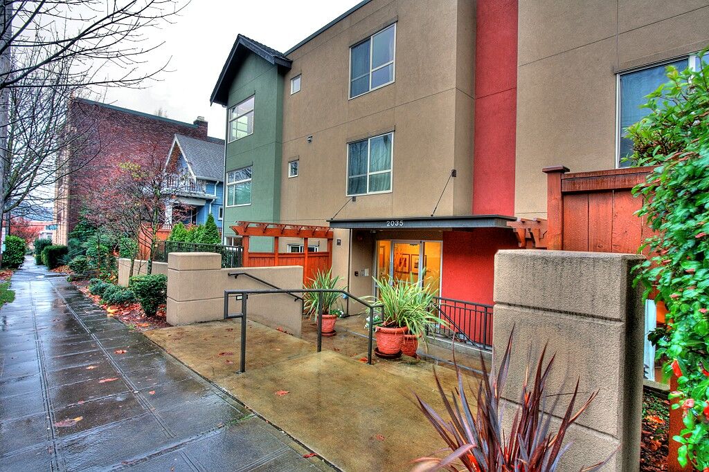 Property Photo:  2035 Eastlake Ave E 203  WA 98102 