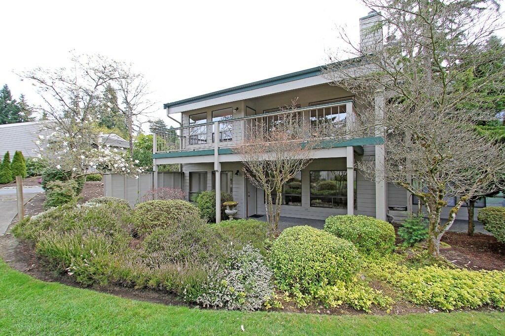 Property Photo:  15000 Village Green Dr 29  WA 98012 