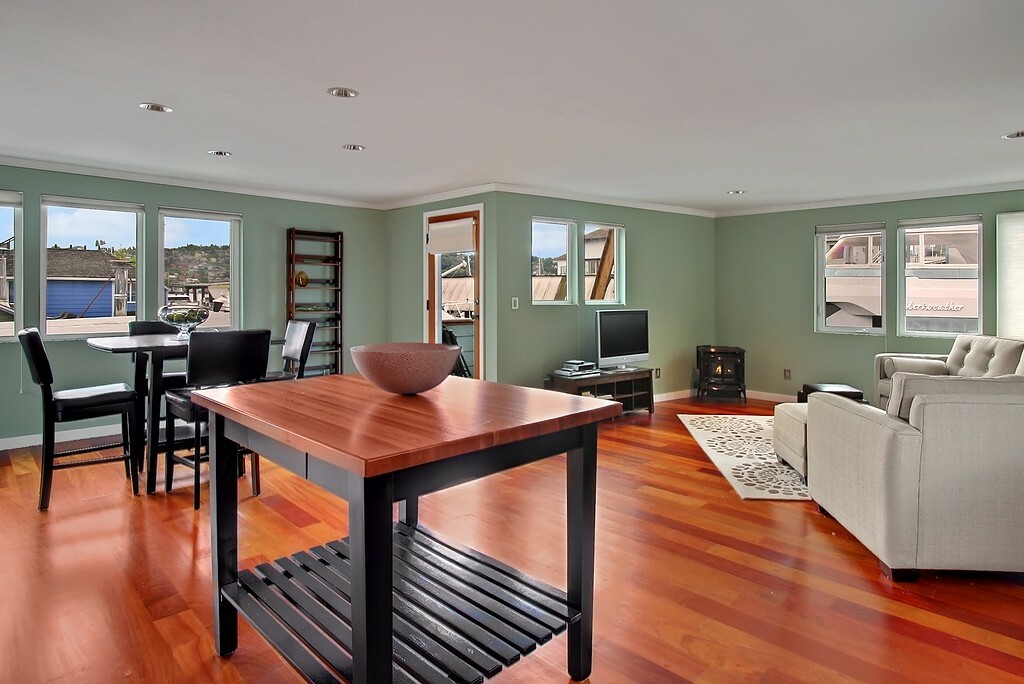 Property Photo: 2420 Westlake Ave N 4 WA 98109