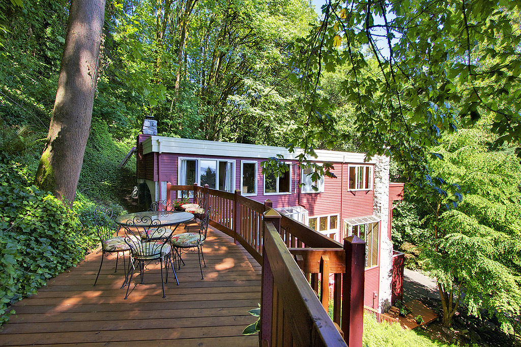 Property Photo:  207 Euclid Ave  WA 98122 