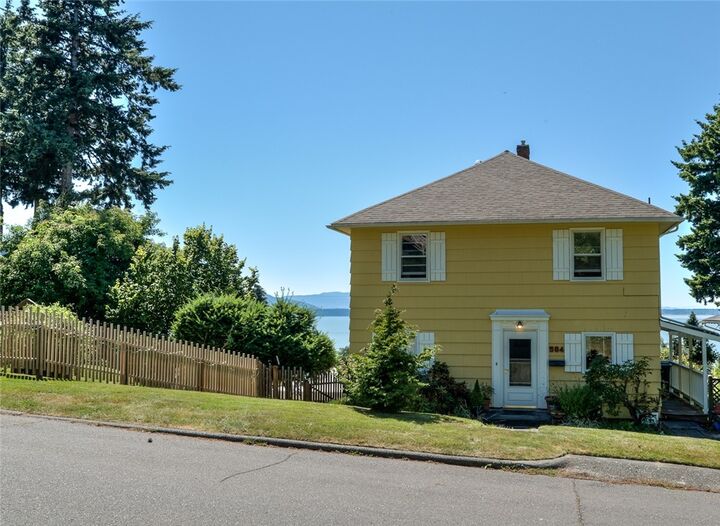Property Photo:  504 16th St  WA 98225 