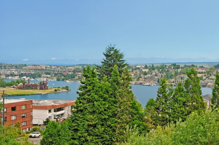 Property Photo: 2410 Aurora Ave N 105 WA 98109