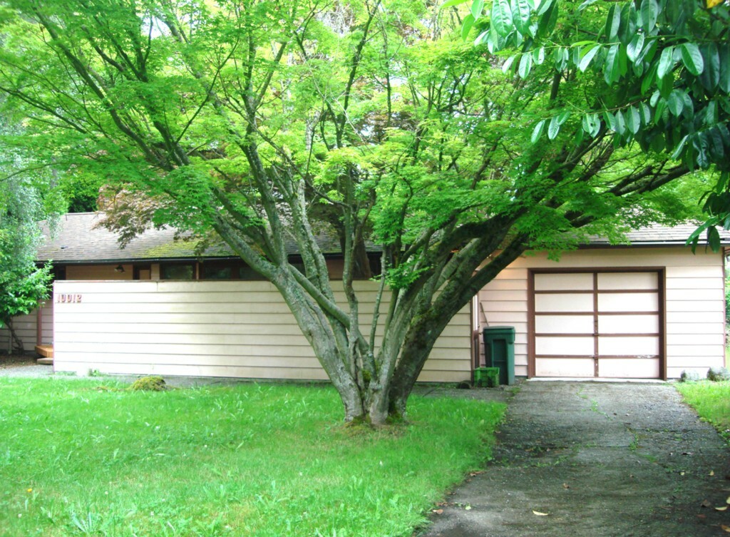 Property Photo:  10012 Densmore Ave N  WA 98133 