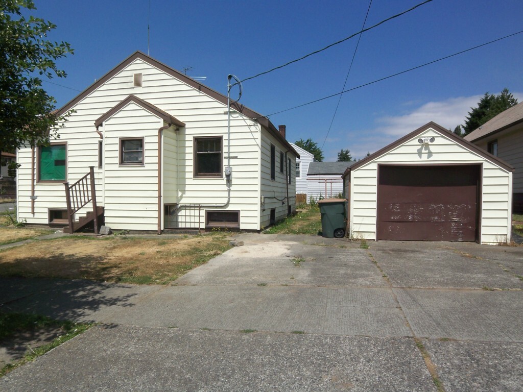 Property Photo:  5130 15th Ave S  WA 98108 