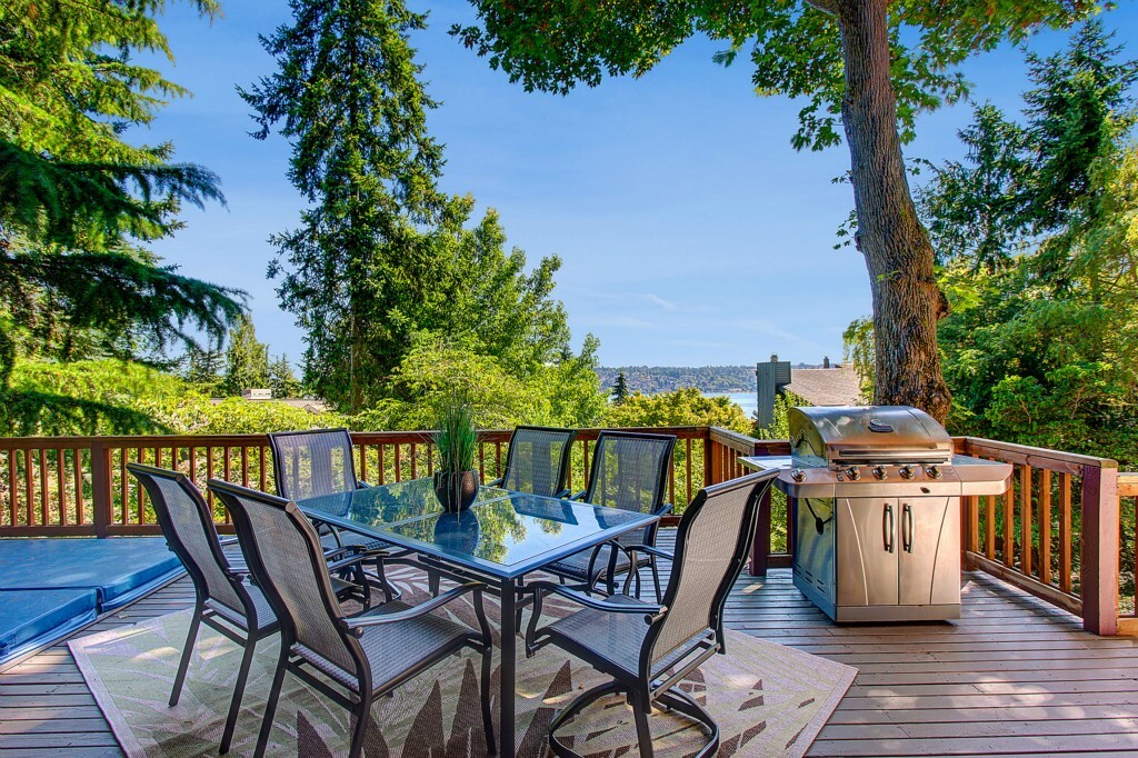 Property Photo: 8112 W Mercer Wy WA 98040