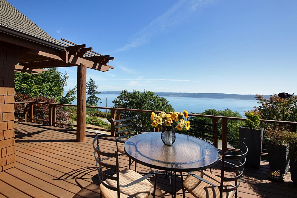 Property Photo:  2221 Cranes Landing Dr  WA 98253 