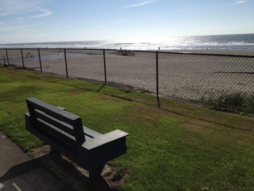 Property Photo: 145 NW Inlet Avenue 115 OR 97367