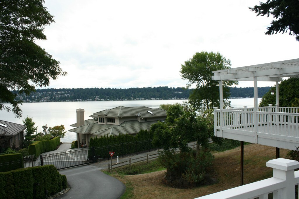 Property Photo:  2401 E Lake Sammamish Place SE  WA 98075 