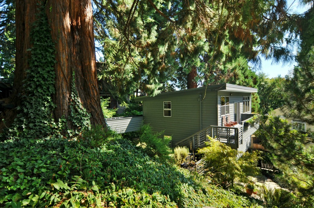 Property Photo: 1116 Newport Wy WA 98122