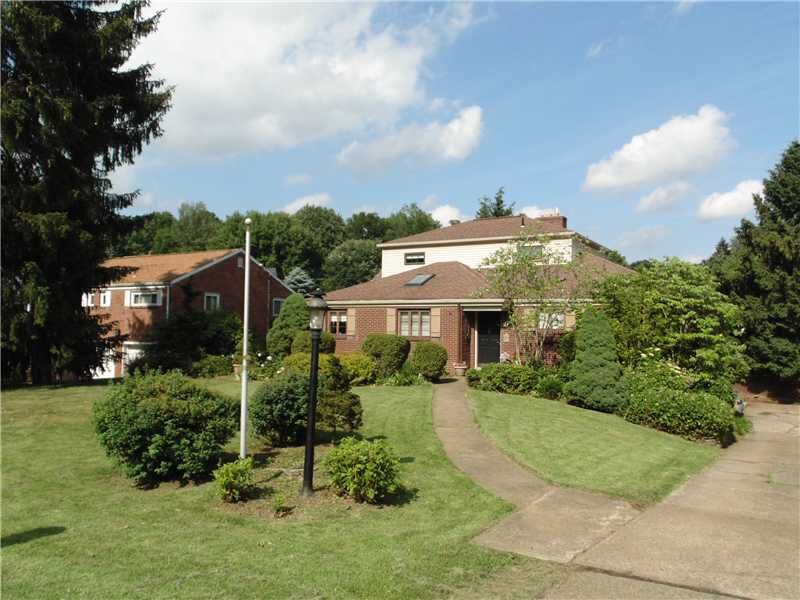 Property Photo:  1824 Village Road  PA 15116 