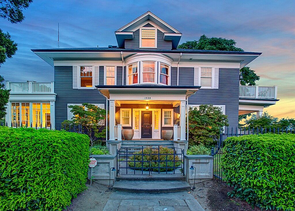 Property Photo:  1230 Warren  Avenue N  WA 98109 