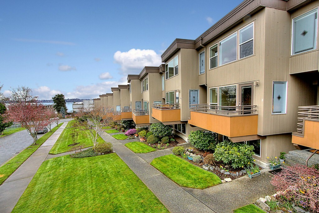 Property Photo:  10128 NE 63rd St  WA 98033 