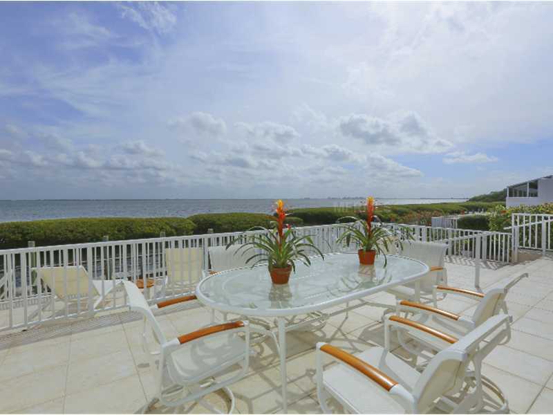 Property Photo:  2262 Harbour Court Drive  FL 34228 