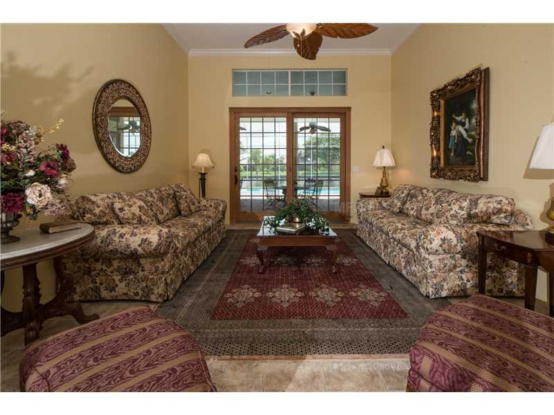 Property Photo: 948 Lake Placido Ct NE FL 33703