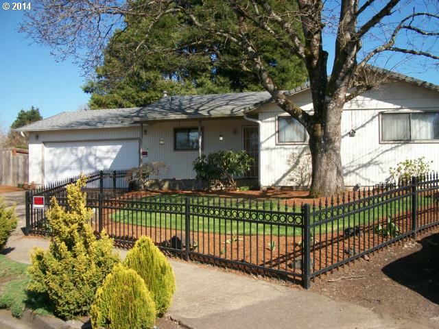 Property Photo: 1445 Lawnridge Ave OR 97477