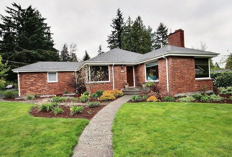 Property Photo:  2000 NE 113th St  WA 98125 