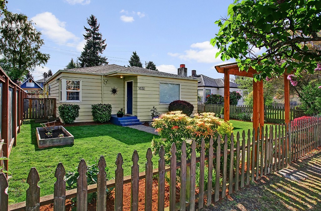 Property Photo:  9532 Phinney Ave N  WA 98103 