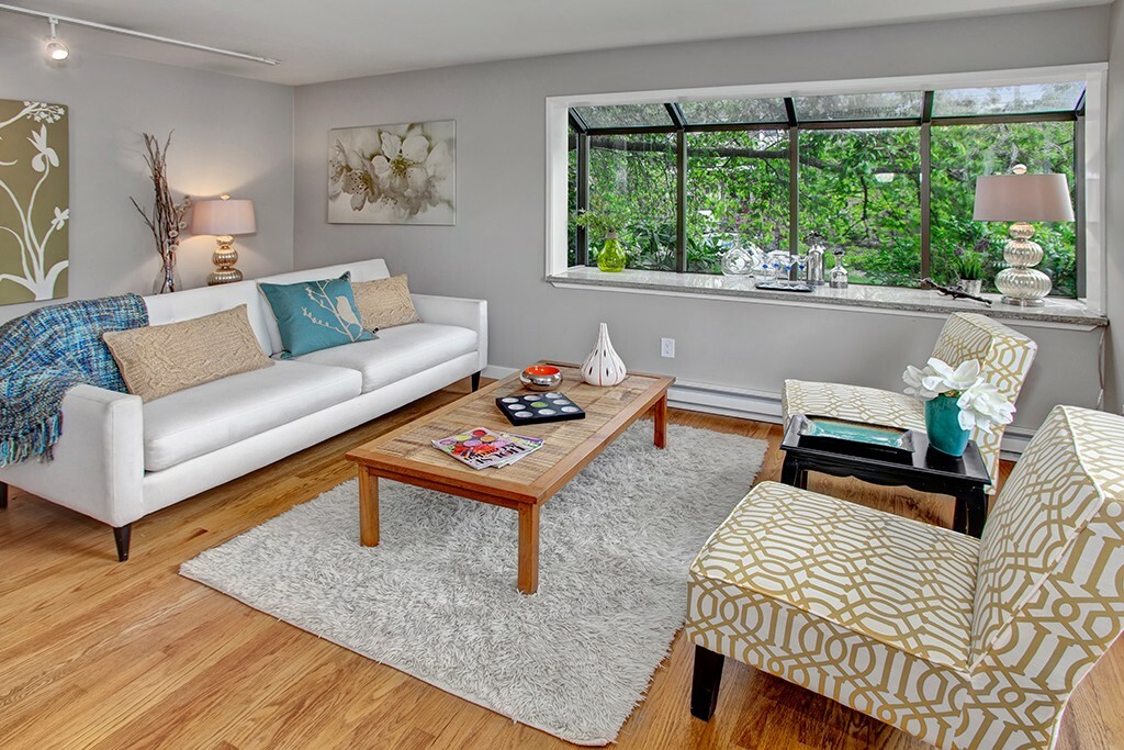 Property Photo: 2101 Nob Hill Ave N 1B WA 98109