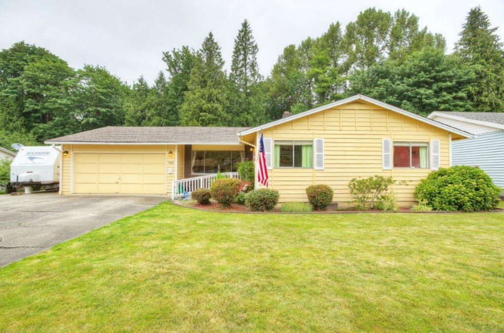 Property Photo: 909 28th St SE WA 98002