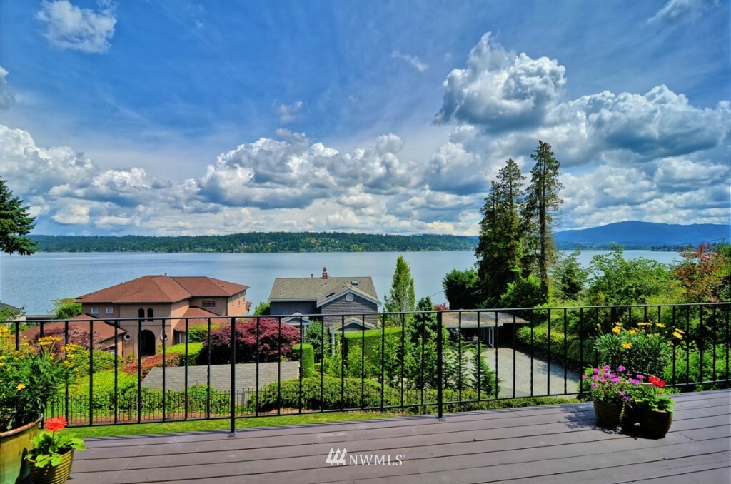 Property Photo:  2622 W Lk Sammamish Parkway SE  WA 98008 