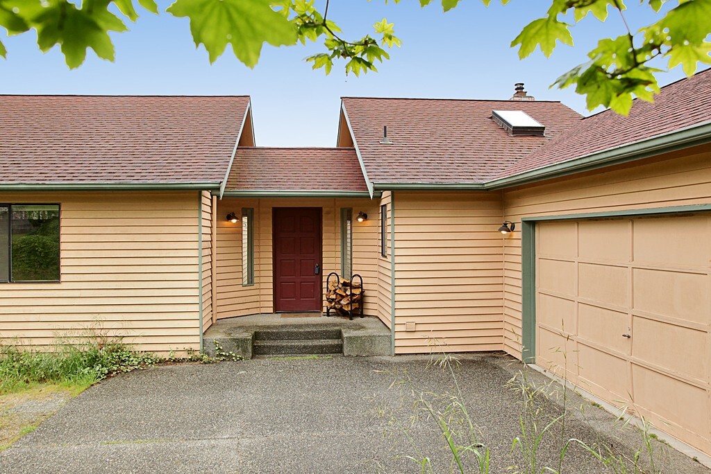Property Photo: 1403 Manor Wy WA 98249