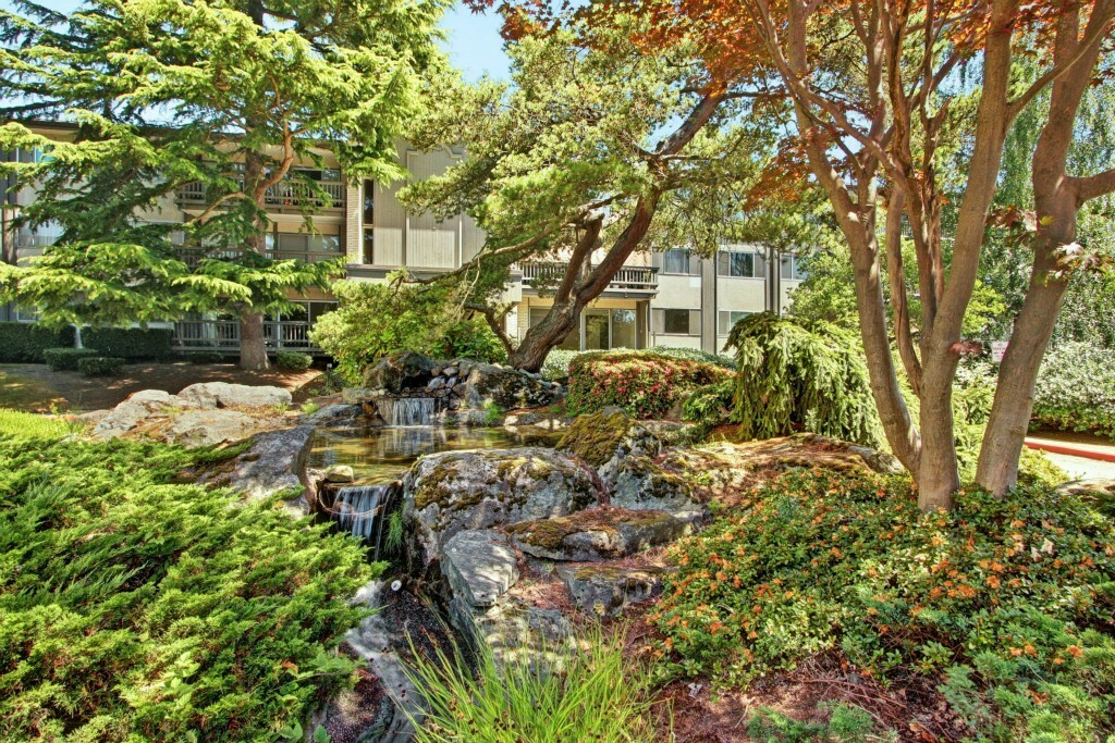 Property Photo:  2500 SE 81st Ave SE C320  WA 98040 