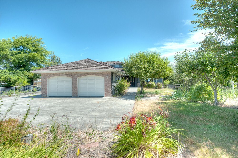 Property Photo:  1501 Country Club Dr  WA 98282 