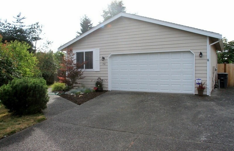 Property Photo:  756 Oak Hurst Dr  WA 98047 