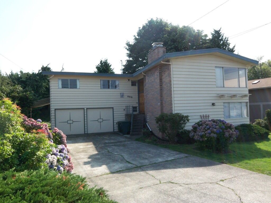 Property Photo:  820 Walnut St  WA 98020 