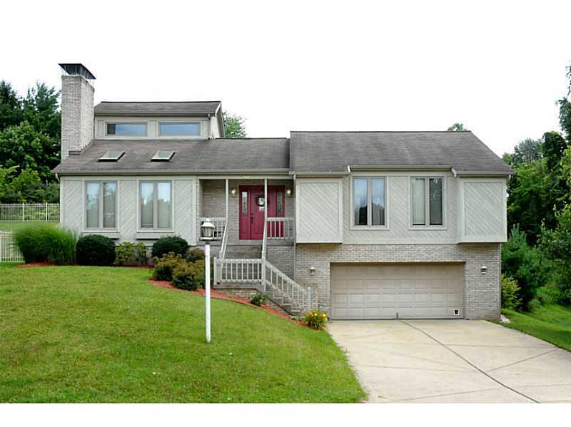 Property Photo: 404 Larchmont Court PA 15108