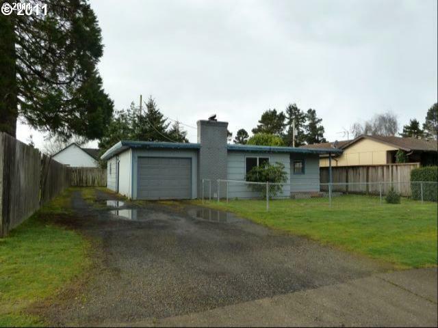 Property Photo:  1976 31st St  OR 97439 
