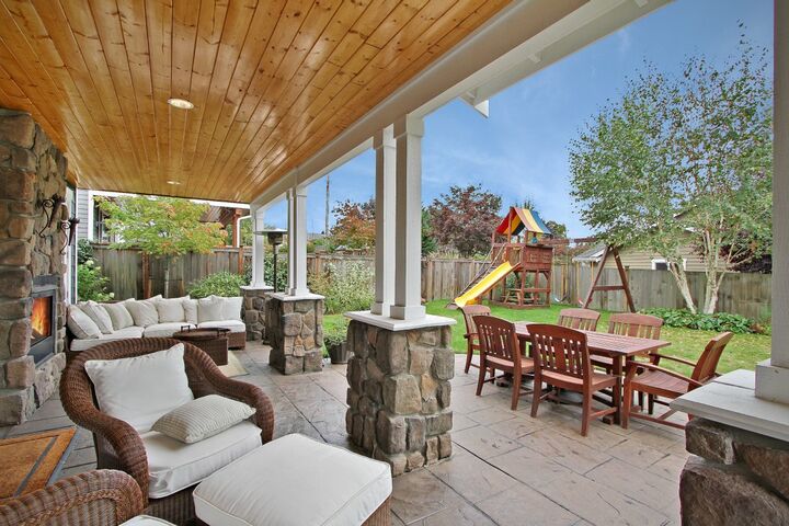 Property Photo:  703 17th Ave W  WA 98033 