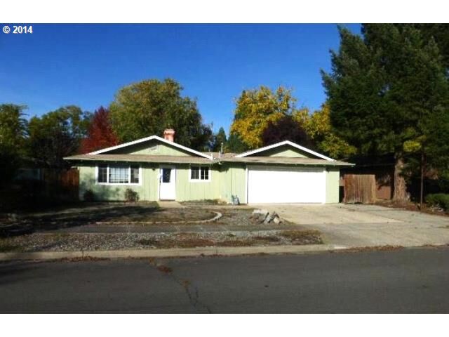 Property Photo: 221 Dan Ave OR 97501