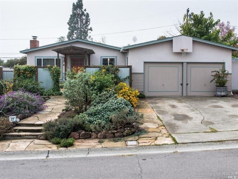Property Photo: 27 Lambert Way CA 94945