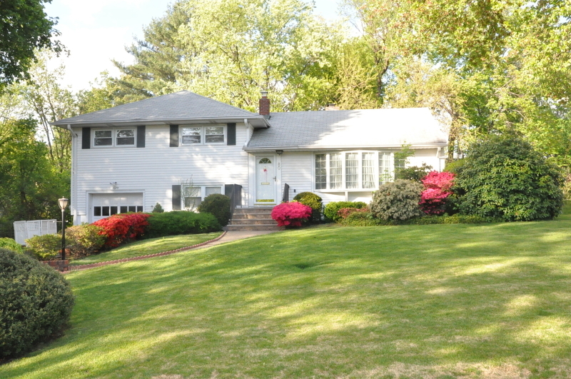 Property Photo:  80 Lakeview Ter  NJ 07446 