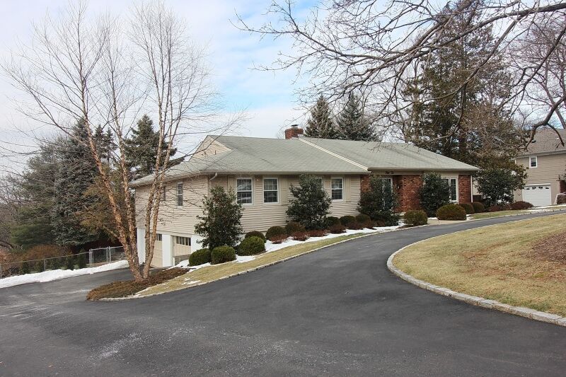 Property Photo:  52 Hickory Pl  NJ 07039 