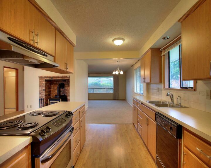 Property Photo:  1439 N Bennett St  WA 98406 