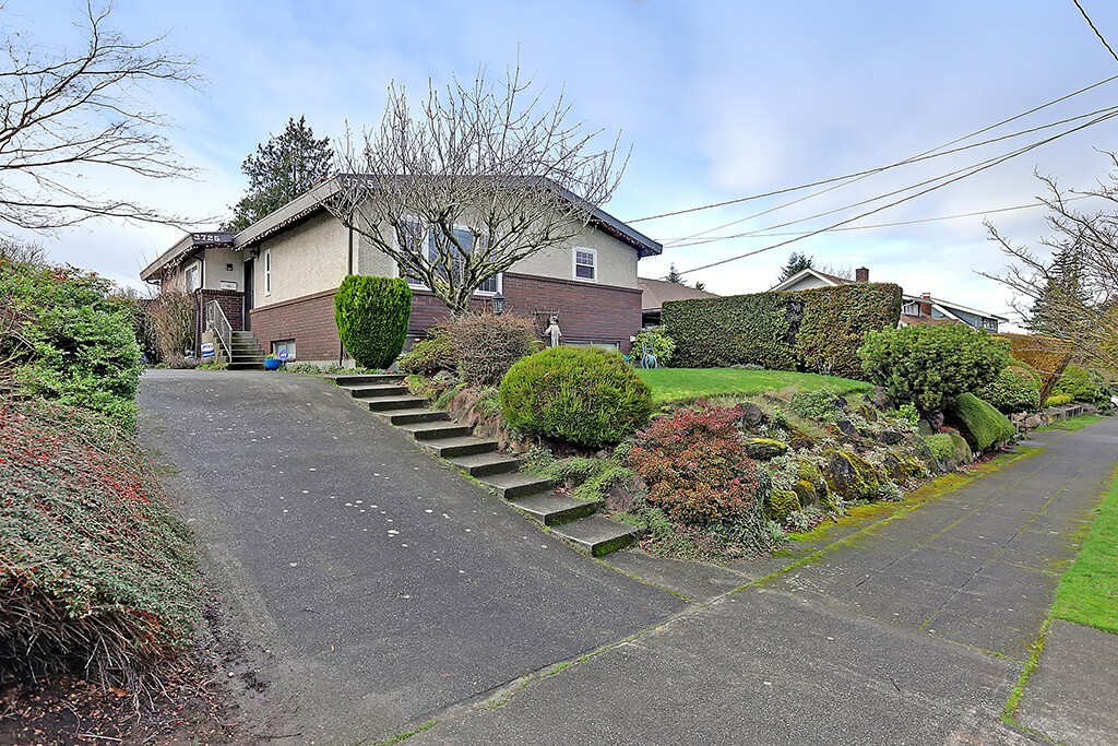 Property Photo:  3725 Walnut Ave SW  WA 98116 