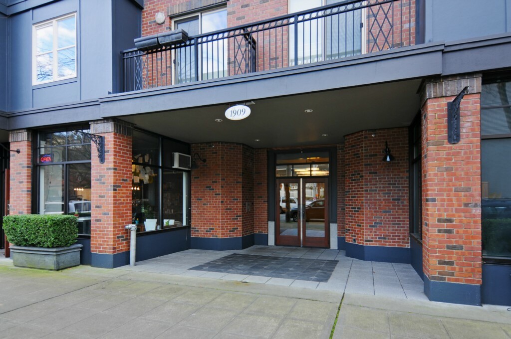 Property Photo: 1909 10th Ave W 207 WA 98119