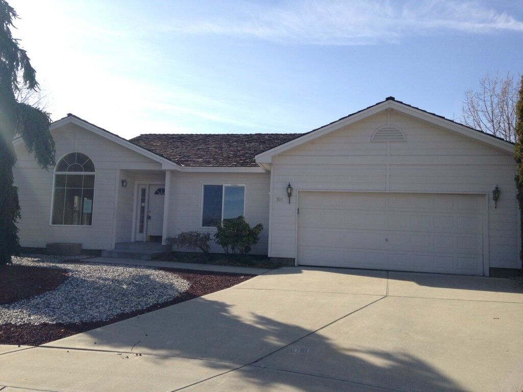 Property Photo: 706 Kriewald Ct WA 98801