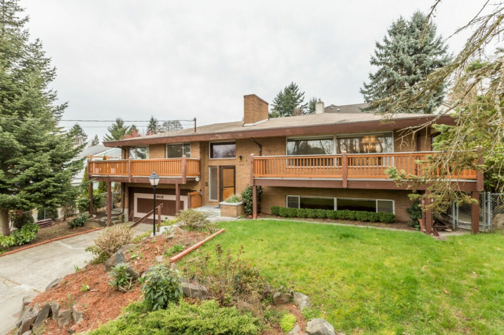 Property Photo:  1808 2nd St  WA 98033 