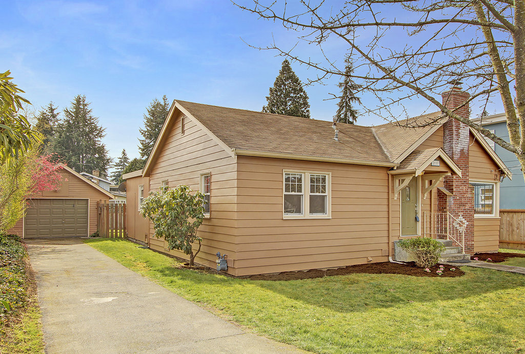 Property Photo:  2111 N 143rd St  WA 98133 