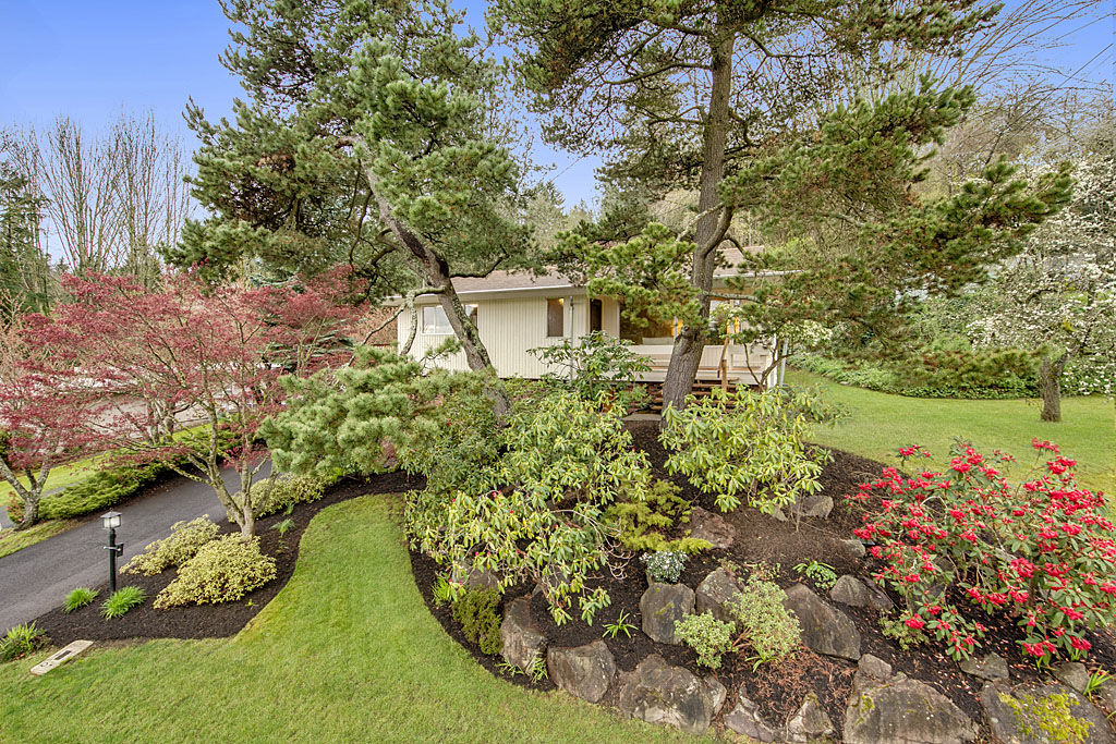 Property Photo: 19509 53rd Ave NE WA 98155