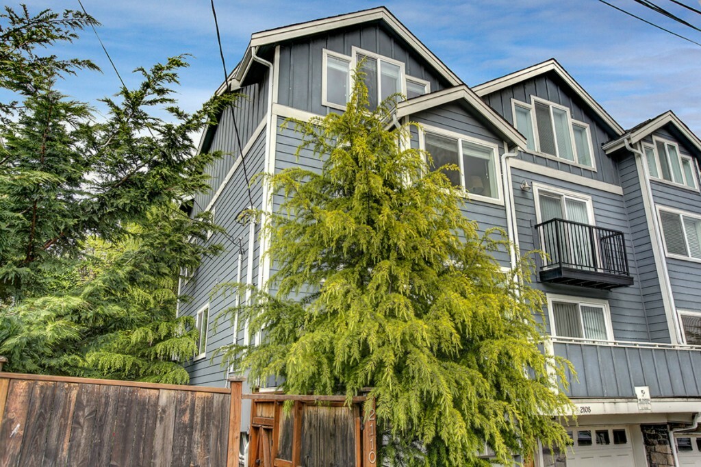 Property Photo:  2110 W Ruffner St  WA 98199 