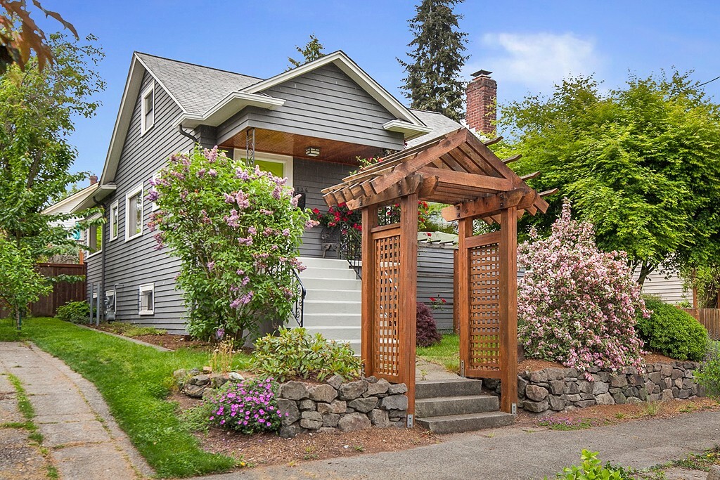 Property Photo: 826 NE 81st St WA 98115